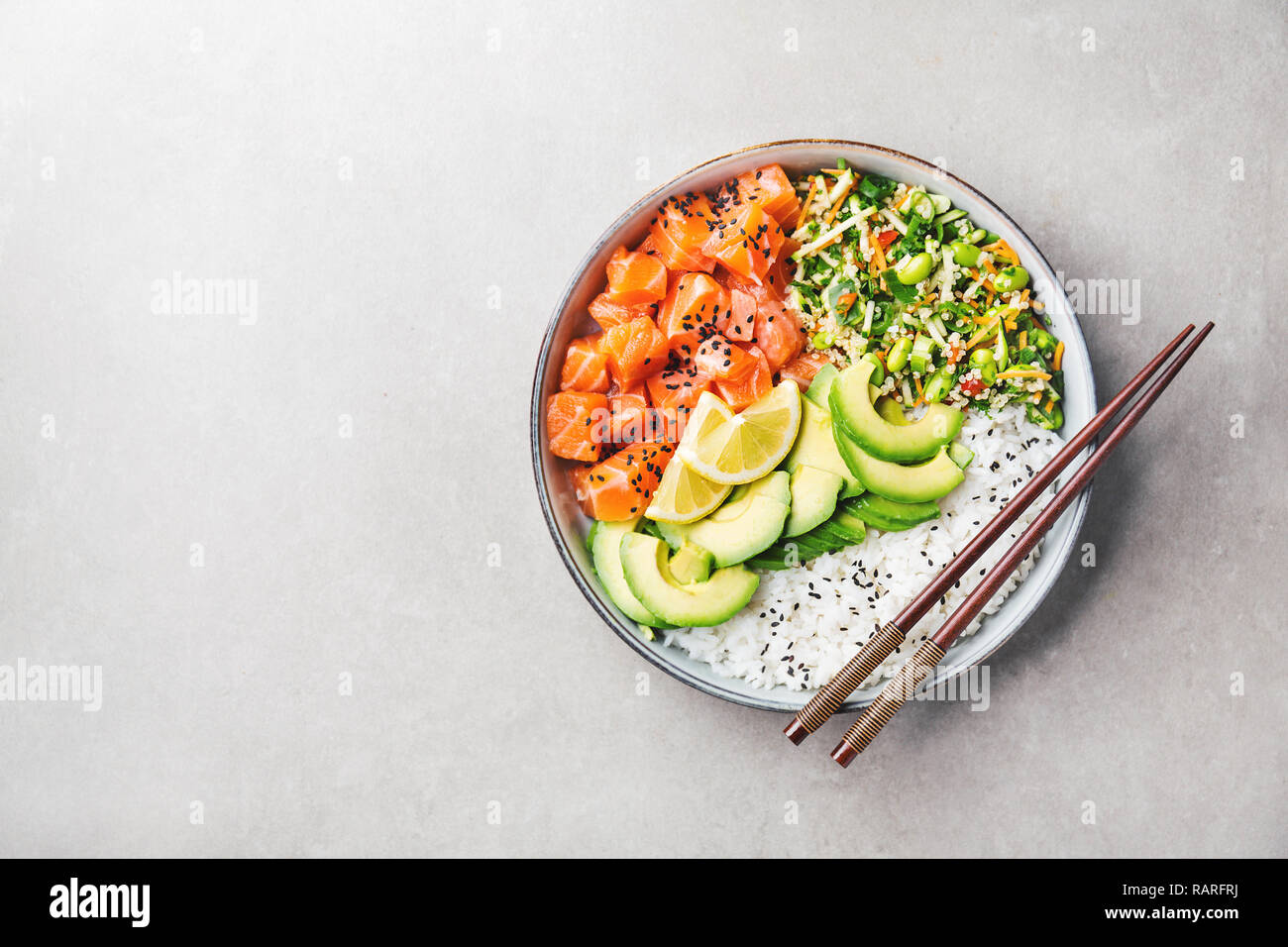 Lecker appetitlichen poke Schüssel serviert mit Lachs, Avocado, Reis ...