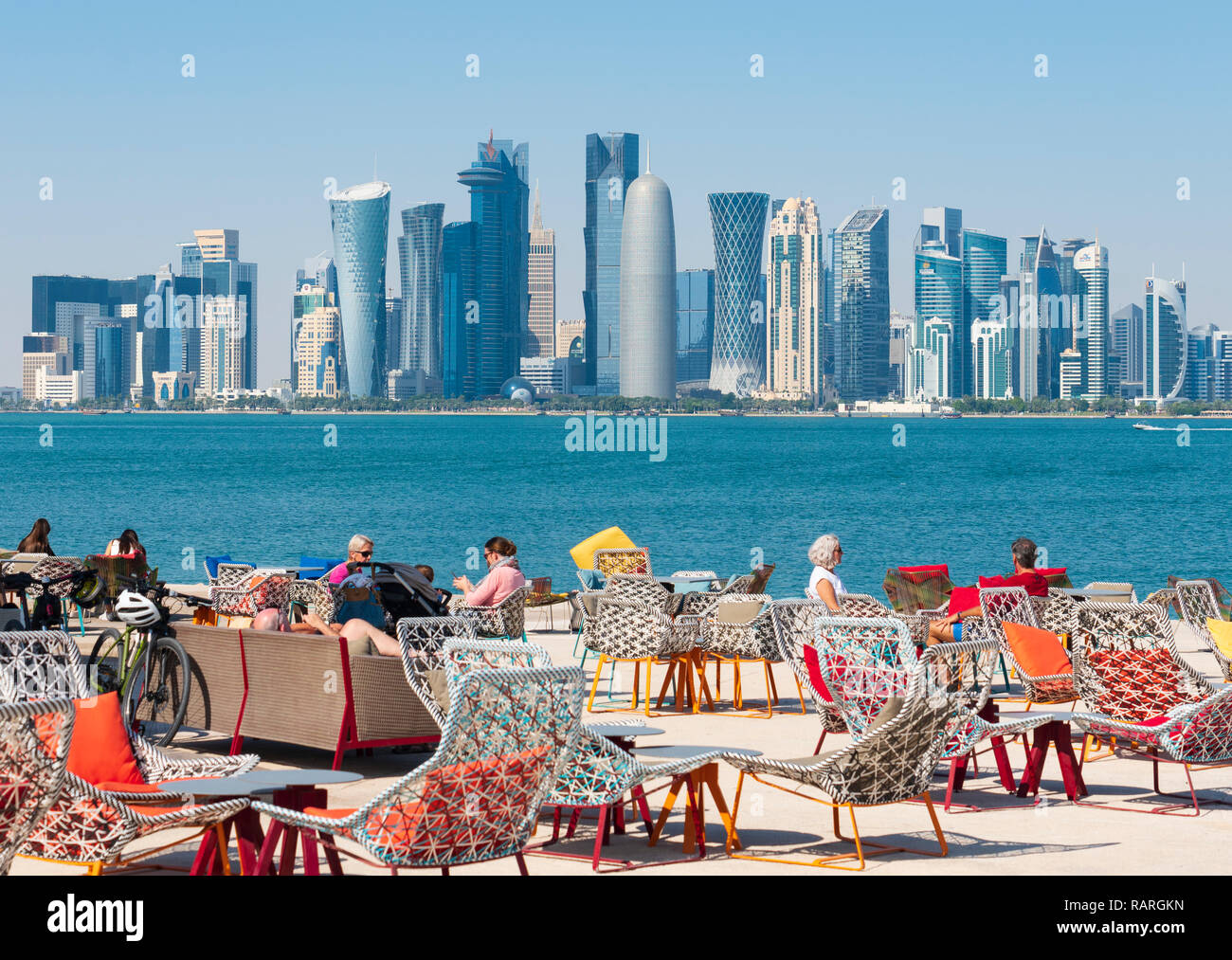 MIA Park Cafe und die Skyline von Doha in Katar Stockfoto