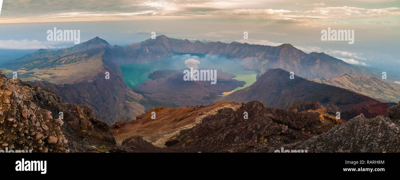 Rinjani von Gipfel, auf Rauch von Vulkan, Insel Lombok, Indonesien Stockfoto