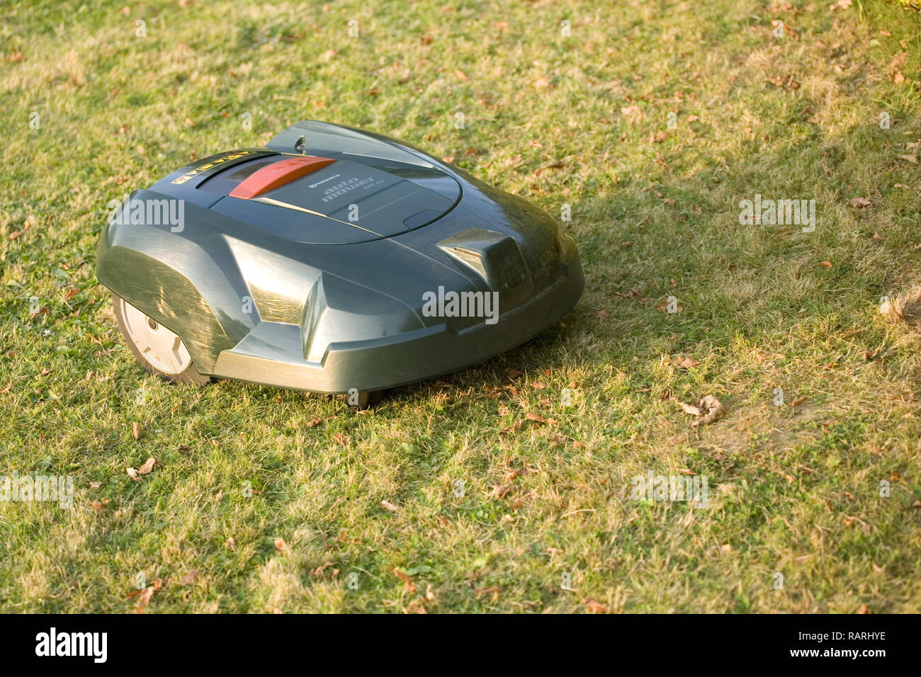 Automatische Roboter Rasenmäher Schneiden von Gras aus einer seitlichen Position anzeigen Stockfoto