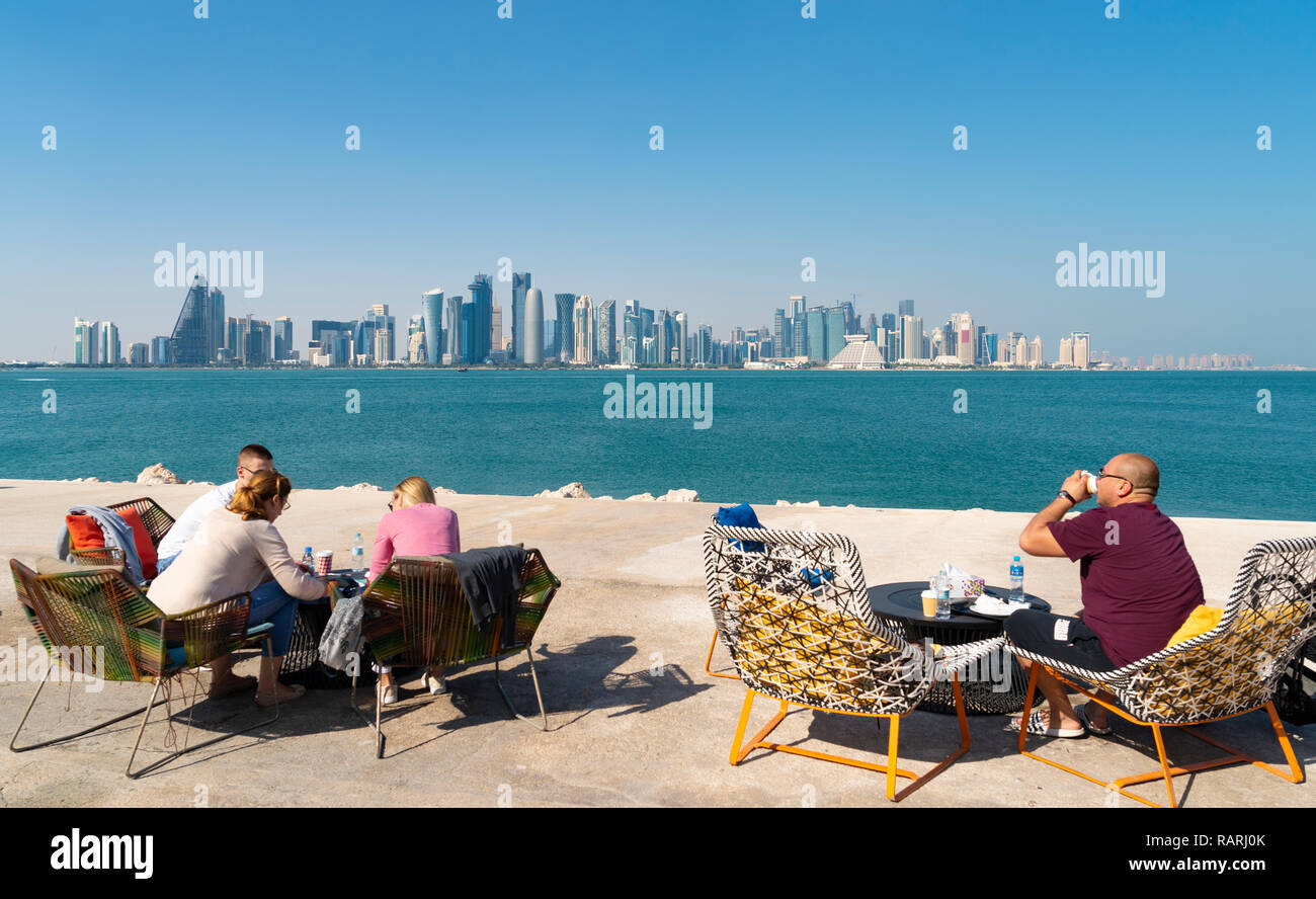 MIA Park Cafe und die Skyline von Doha in Katar Stockfoto