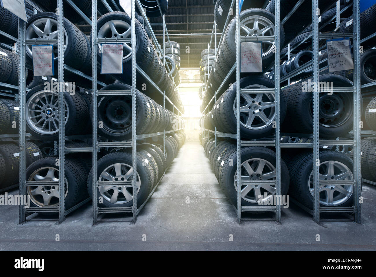 Reihen von Tire Rack mit Hintergrundbeleuchtung. Stockfoto