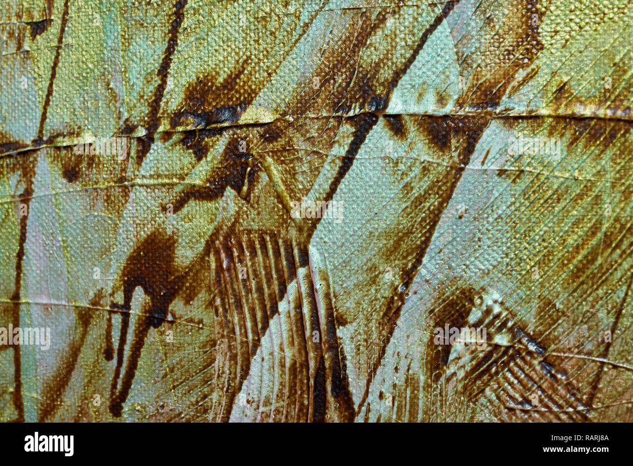 Nahaufnahme abstrakter Maltexturen mit türkisfarbenen, grünen und ockerfarbenen Pinselstrichen. Stockfoto
