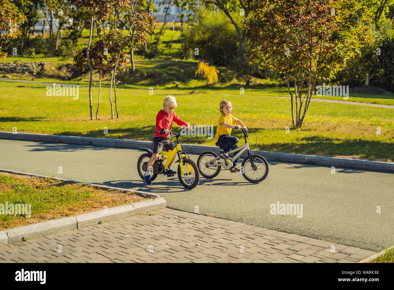 Zwei glücklichen jungen Radfahren im Park Stockfoto