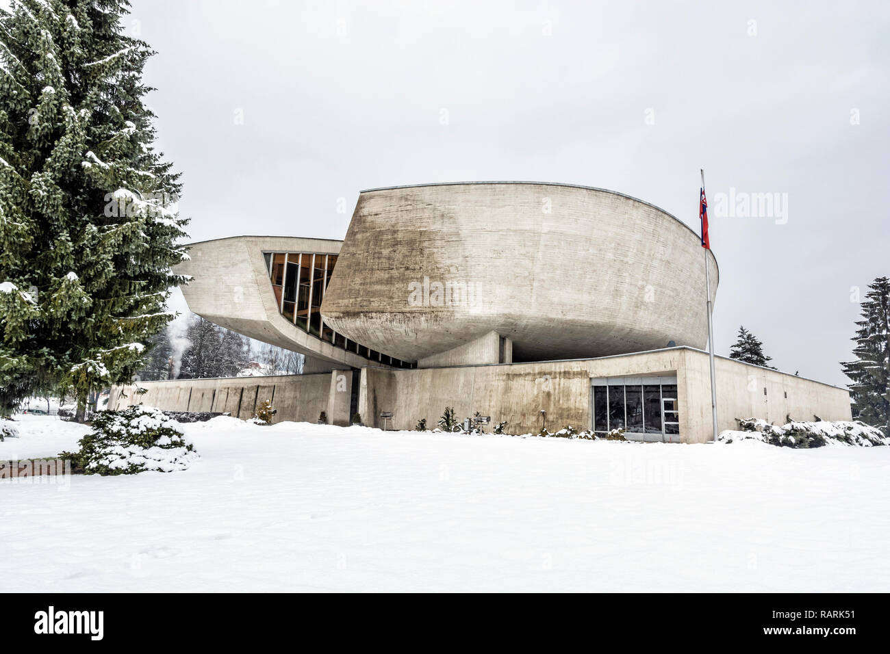 SNP-Museum in Banska Bystrica, Slowakische Republik. Architektonische Thema. Reiseland. Stockfoto