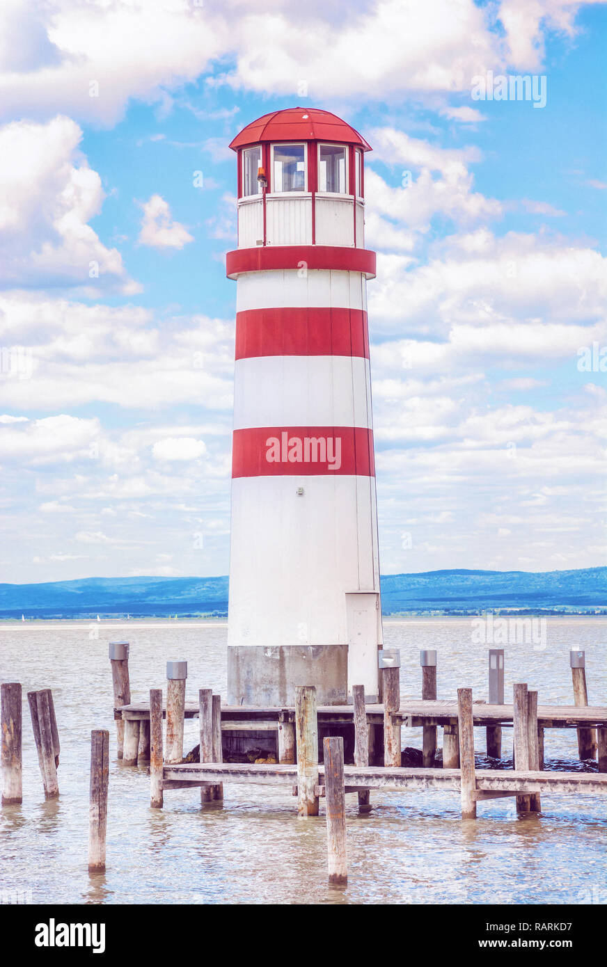 Leuchtturm in Podersdorf am See, See Neusiedler See, Burgenland, Österreich. Reisen Thema. Lila Foto Filter. Stockfoto