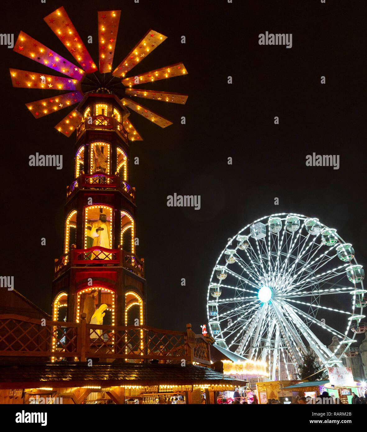 Das Riesenrad auf dem Weihnachtsmarkt (Marché de Noël) in Arras, Frankreich. Der Markt ist der größte in der Region und hielten auf der Grand Place. Stockfoto