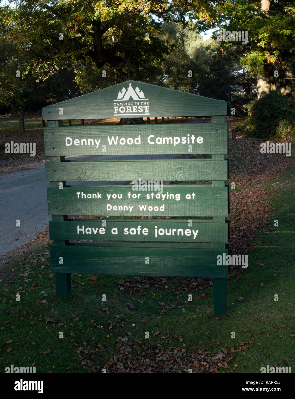 Schild am Eingang zu Denny Wald Campingplatz, New Forest, Hampshire, England, UK. Stockfoto