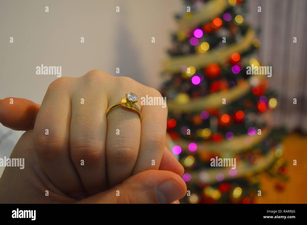 Wedding Ring an der Hand des Mädchens. Vorschlag rund um Weihnachten. Stockfoto
