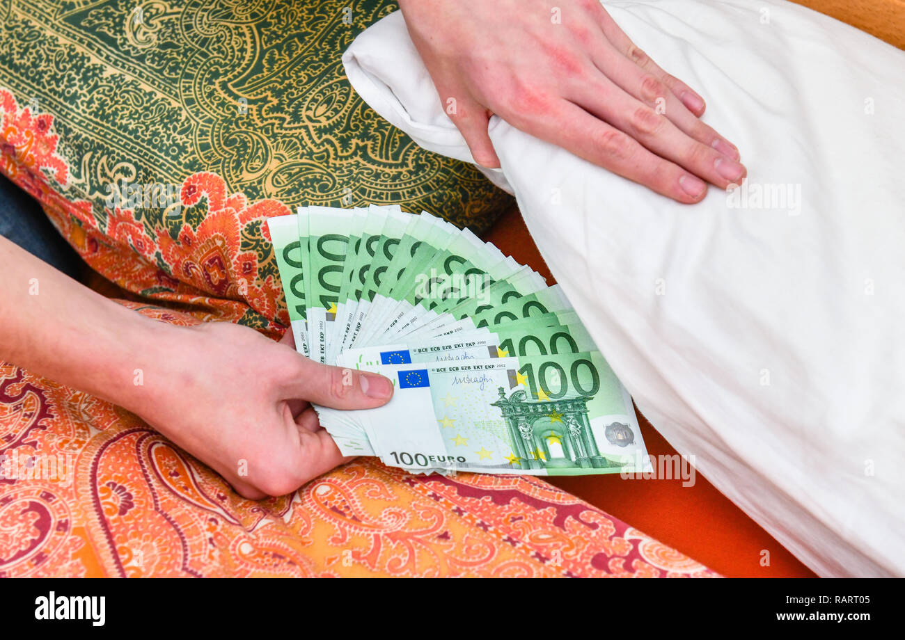 Symbolische Foto geld Versteck Bett Matratze, Symbolfoto Geld