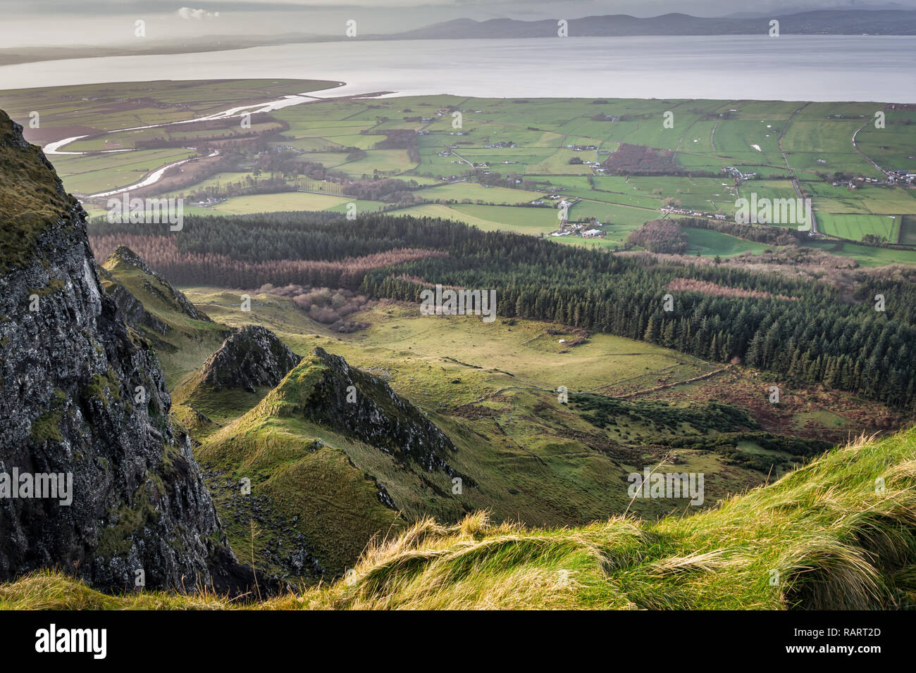 Dies ist ein Blick auf die Binevenagh Klippe. Es wurde im norhern Irland Stockfoto