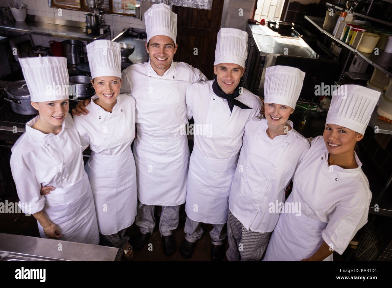 Gruppe der Chefs zusammen stehen in der Küche Stockfoto