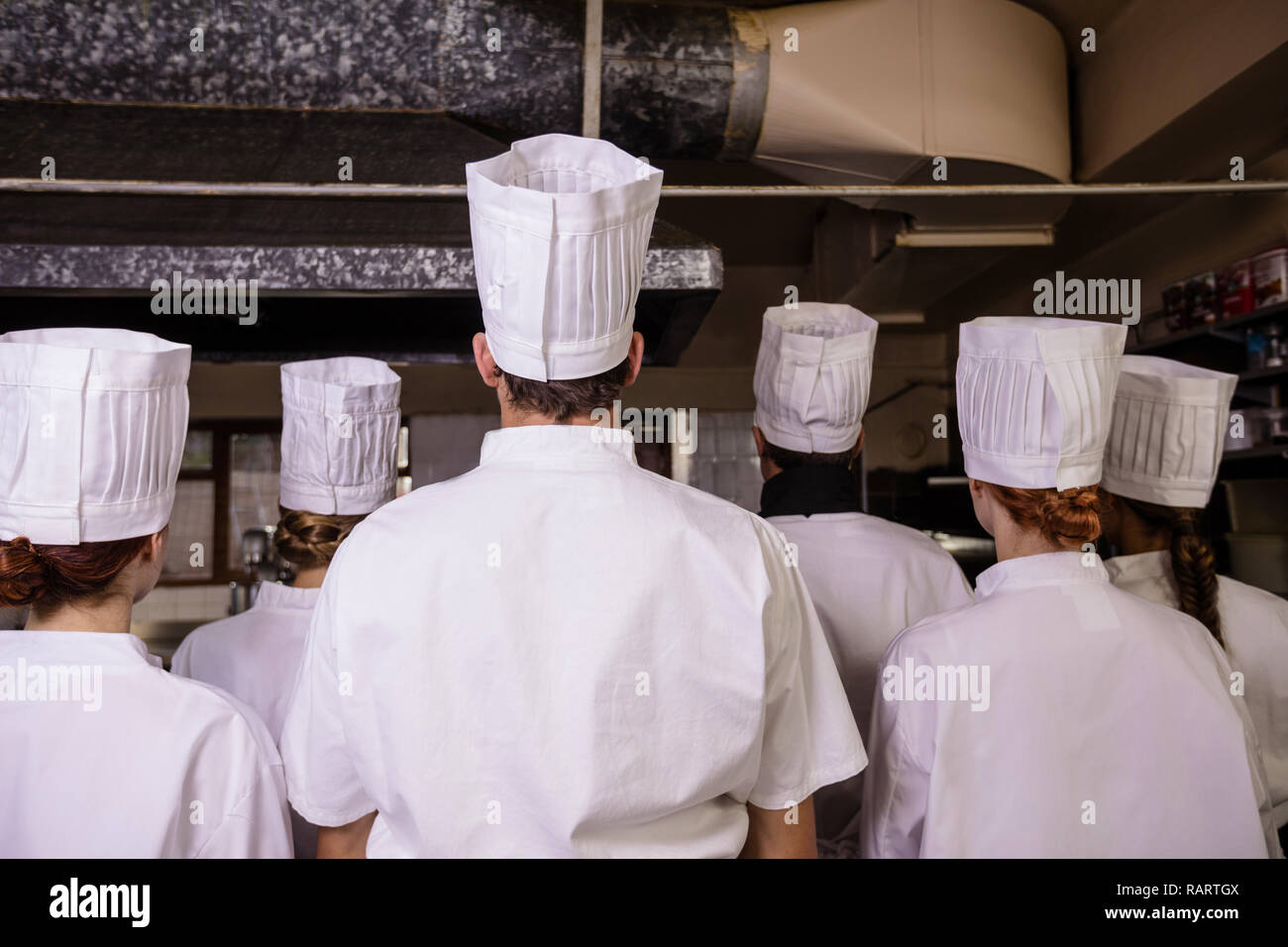 Gruppe der Chefs zusammen stehen in der Küche Stockfoto