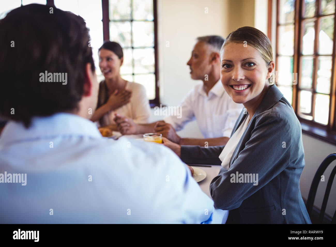 Geschäftsfrau, die an der Kamera im Restaurant suchen Stockfoto