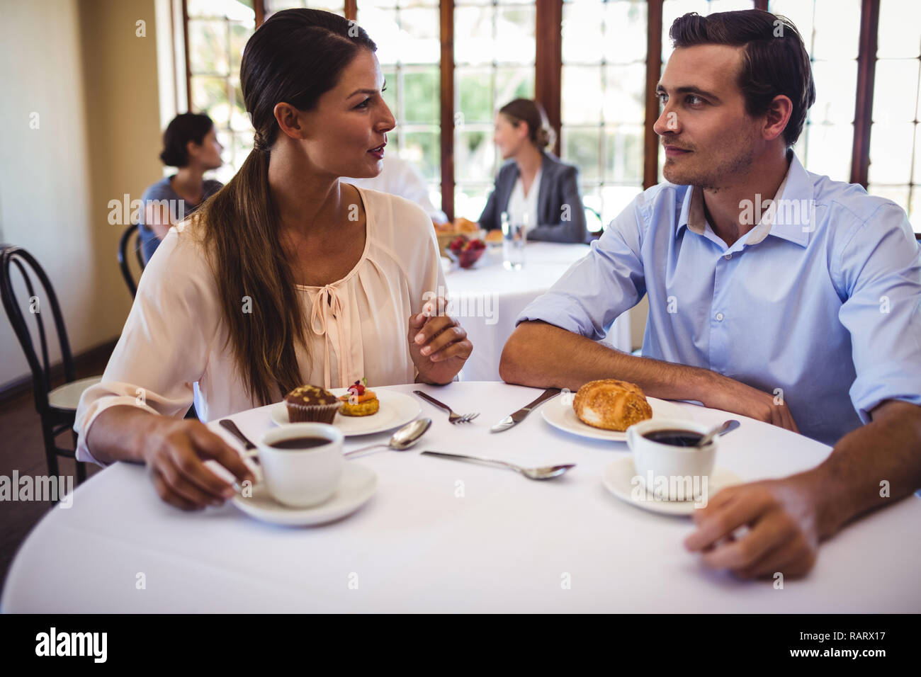 Paar miteinander reden im Restaurant Stockfoto
