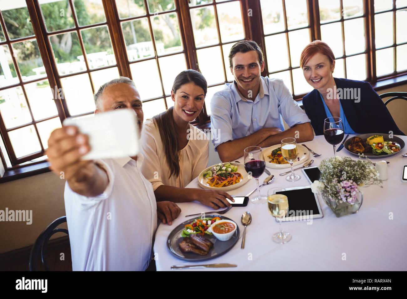 Business Leute, die selfie mit Handy Stockfoto