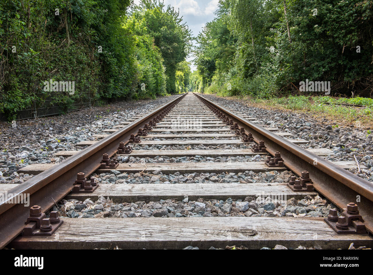 Die Reise ist das Ziel - Bahngleise mit Fluchtpunkt in der Perspektive Stockfoto