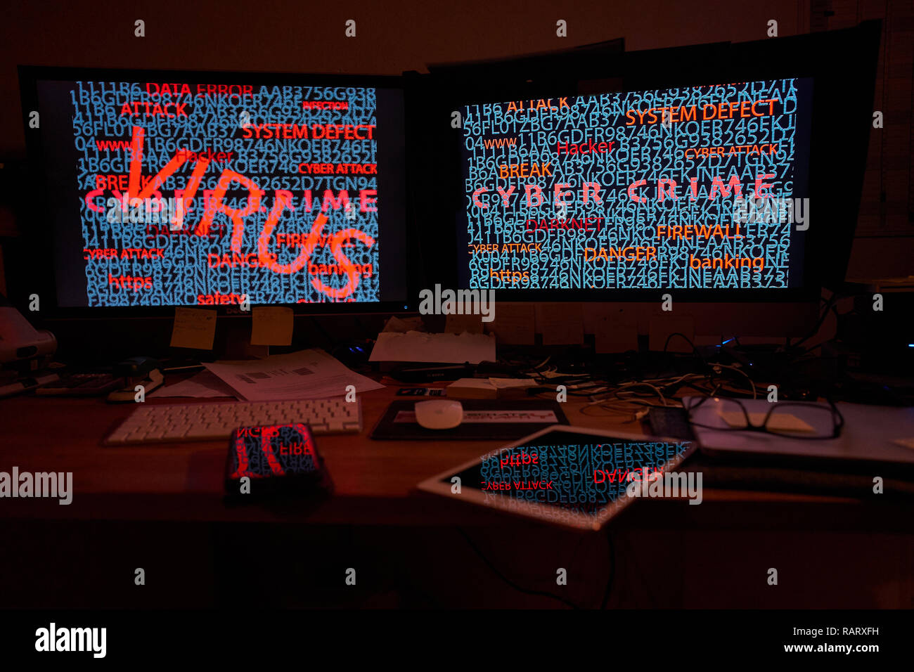 Arbeitsbereich, in dem Hacker riesige private Daten von Politikern, Journalisten, Künstler und Prominente in Deutschland stehlen und veröffentlicht alles auf der Stockfoto