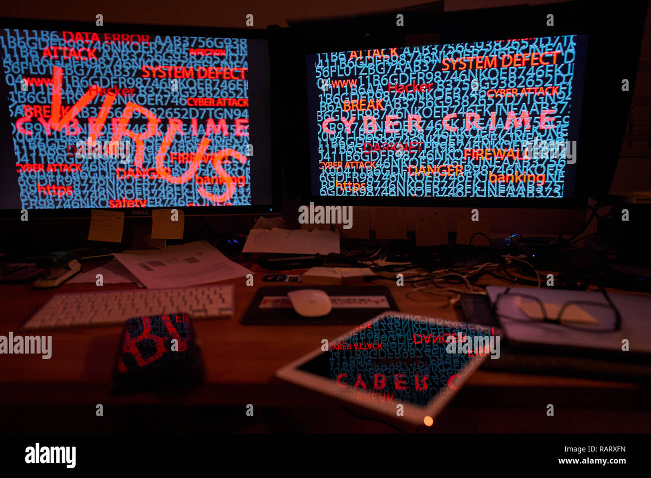 Arbeitsbereich, in dem Hacker riesige private Daten von Politikern, Journalisten, Künstler und Prominente in Deutschland stehlen und veröffentlicht alles auf der Stockfoto