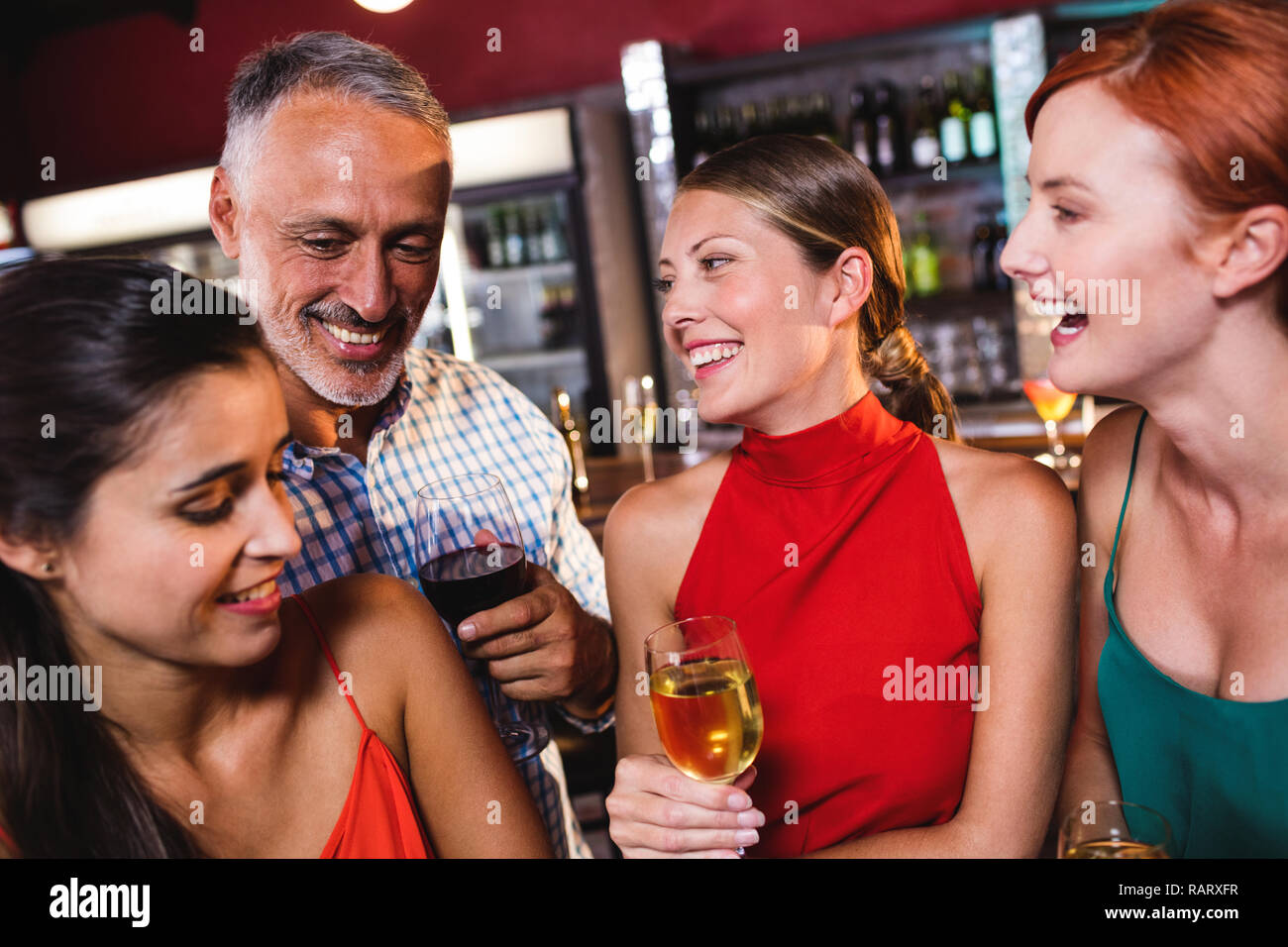 Freunde Wein genießen in night club Stockfoto