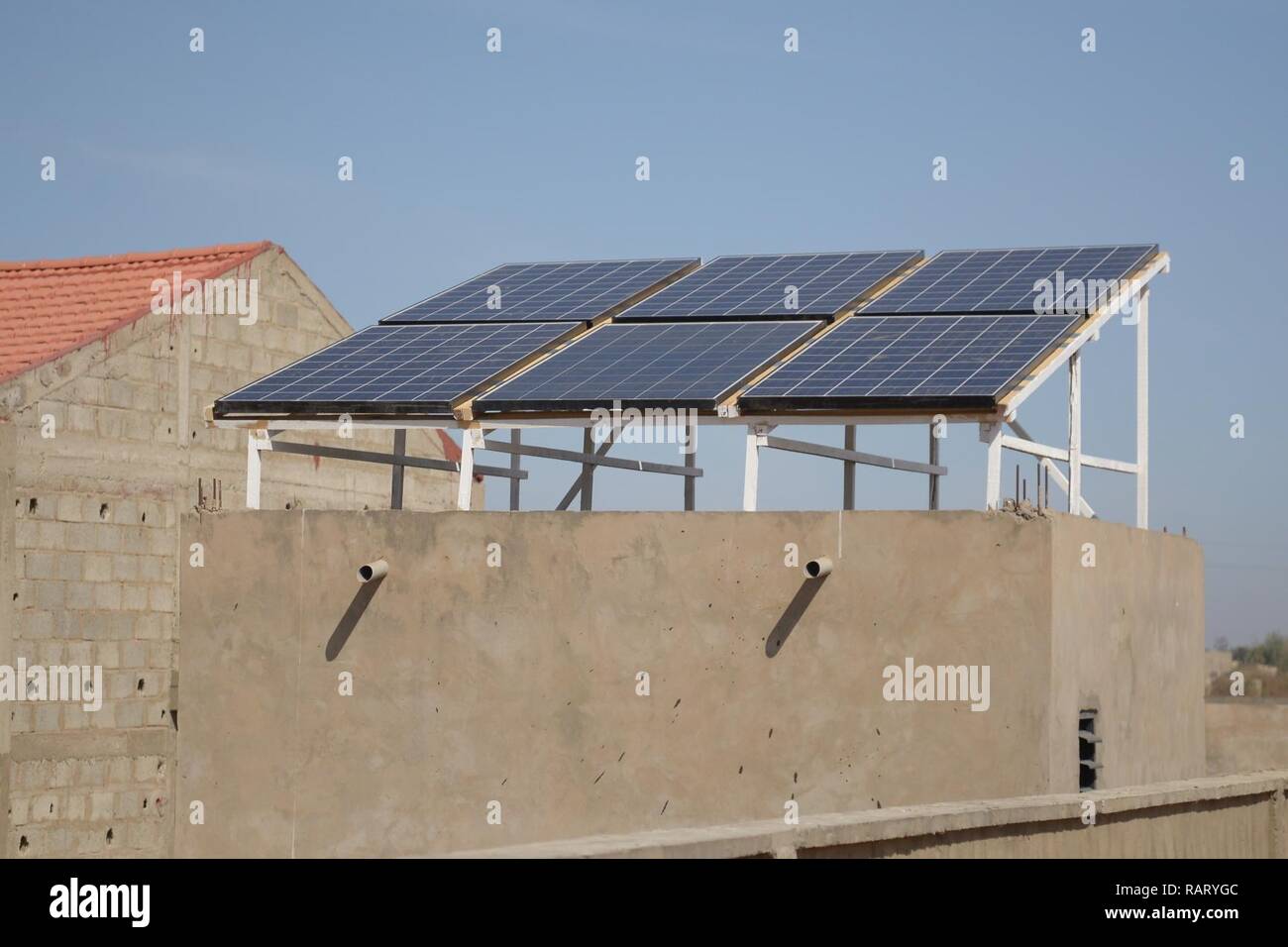 Abgeschlossen Solaranlage auf einem Gebäude in der ländlichen Stadt Mbour in der Republik Senegal in Westafrika. Stockfoto