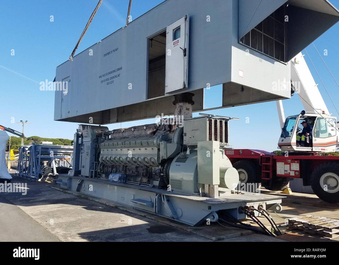 Marinestützpunkt Rota Spanien Kran Crew entfernt erfolgreich die 13.200 lb Motorkufen Gehäuse aus einer 2,5 MW-Anlage. Seabee Techniker aus Marine Engineering und Expeditionary Warfare Center (NAVFAC EXWC), Mobile Utilities Support Equipment (MUSE) Abteilung, bereitgestellt Naval Station Rota, Spanien (NAVSTA Rota) am 1. Februar. Während der letzten geplanten Inspektion, die MUSE Team identifiziert die fehlerhafte Komponente und fanden schnell die Ursache. Einen defekten Turboladers verhindert das Kraftwerk aus der Produktion der Elektrizität erforderlich macht den Schiffen auf NAVSA Rota angedockt zu liefern. Us-N Stockfoto