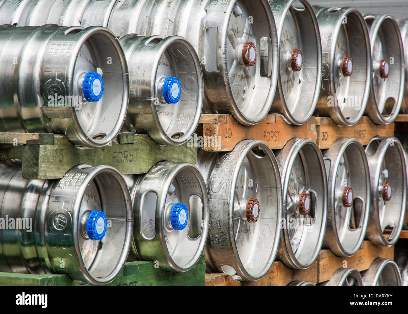 Bierfässer. Der Forst Brauerei, 1857 gegründet, ist als eine der größten Brauereien in ganz Italien bekannt. Algund - Bozen, Südtirol, Italien. Stockfoto