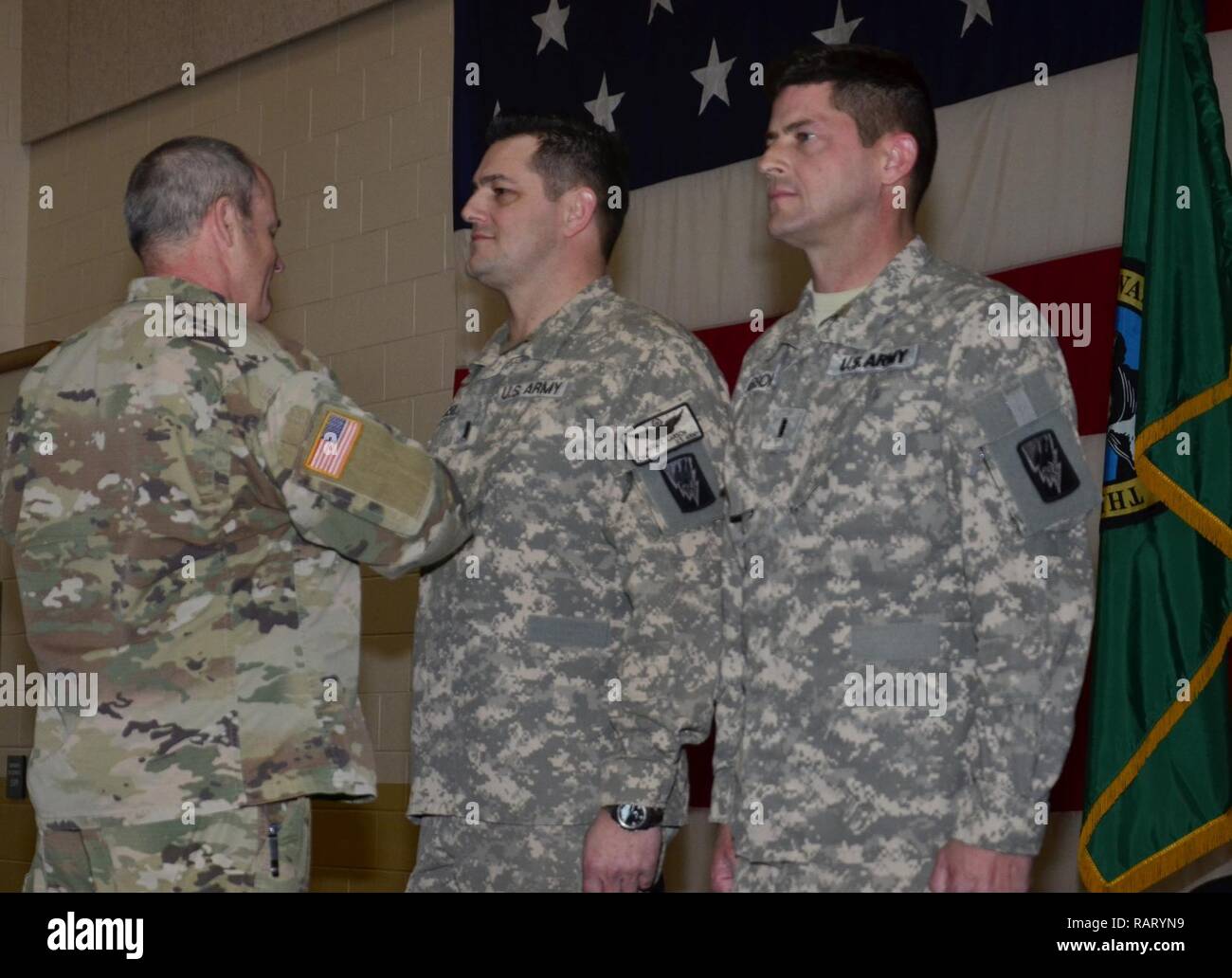 Brig. Gen. Wallace Turner fördert Noel Larson an Chief Warrant Officer Fünf bei der Armee Bereitschaft Mitte Jan. 11, 2017. Chief Warrant Officer 5 Larson Flug begann seine Karriere im Jahre 1995, fünf Jahre vor seinem Bruder Justin Larson neben ihm. Stockfoto