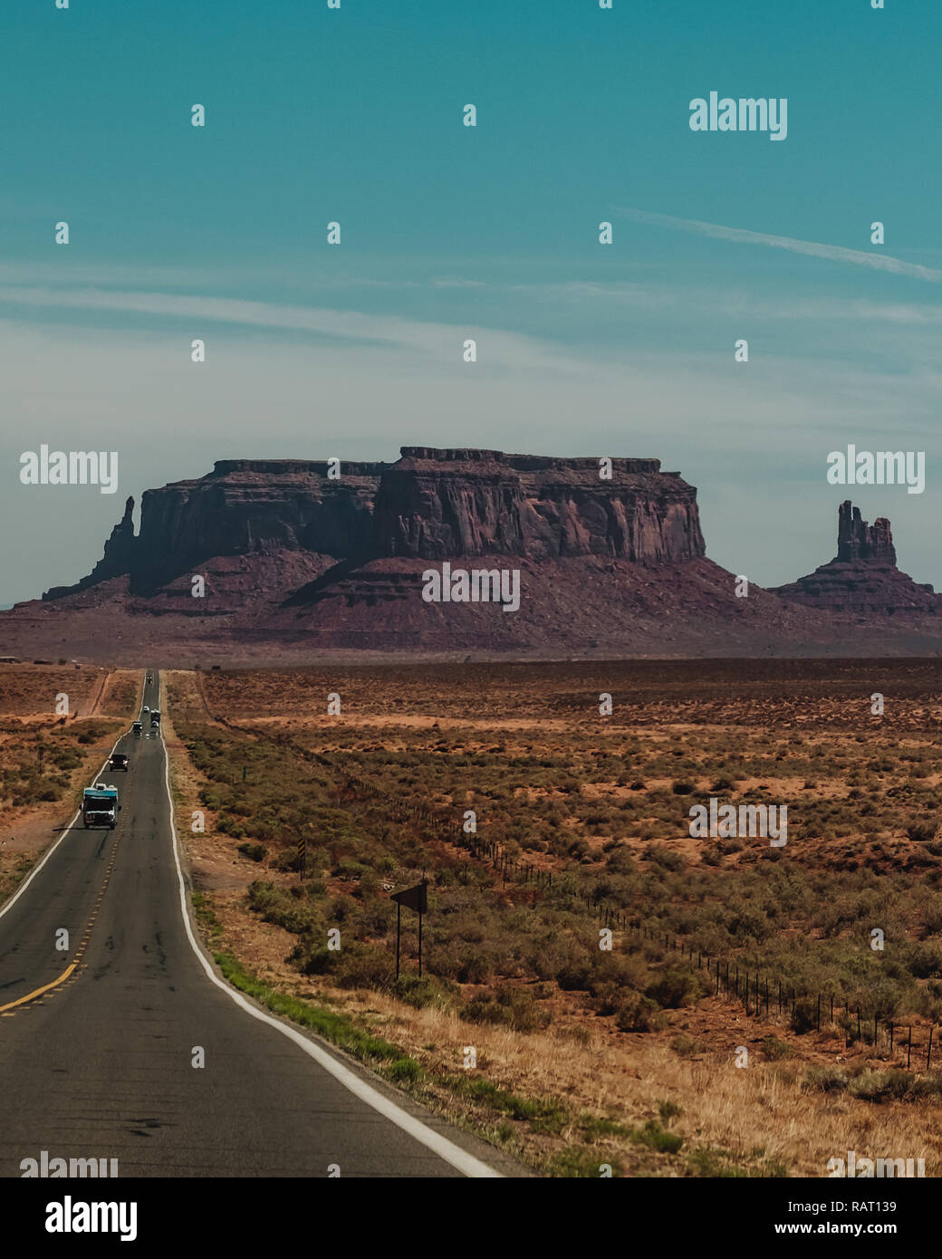 Roter Sandstein hoch aufragenden Kuppen, die als Monument Valley auf der Arizona/Utah Grenze bekannt Stockfoto