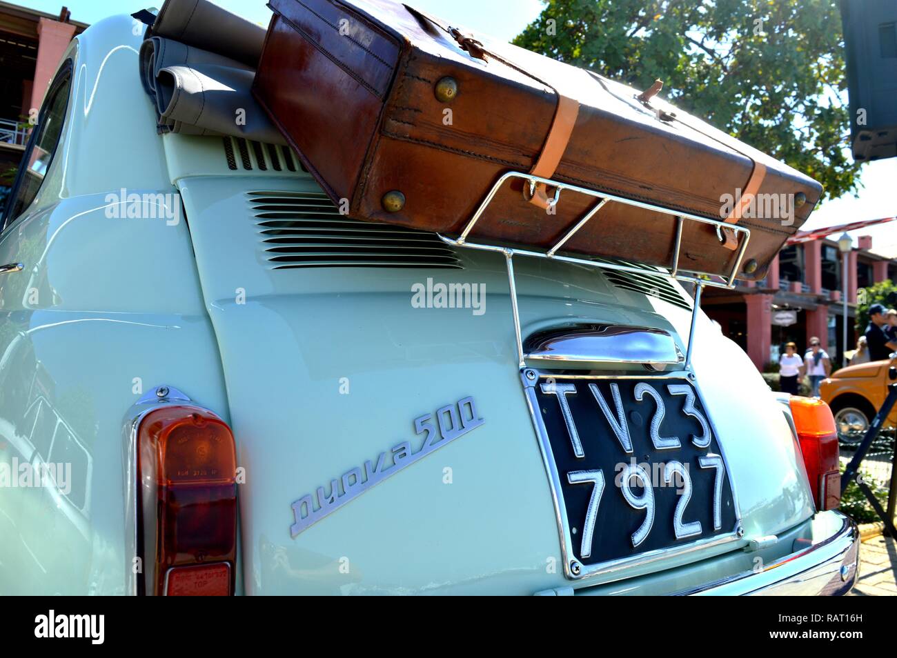 Vintage Fiat 500 mit Koffer Stockfotografie - Alamy