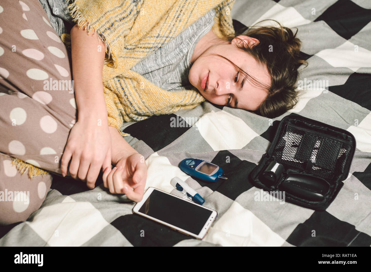 Thema Diabetes Jungen Kaukasischen Frau Zu Hause Im Schlafzimmer