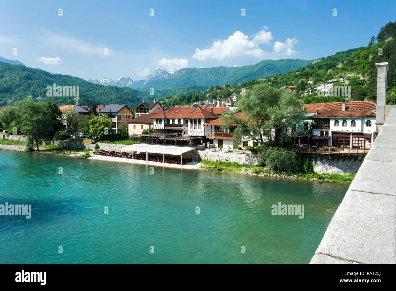 Flussufer entlang der Neretva, Konjic, Bosnien und Herzegowina Stockfoto