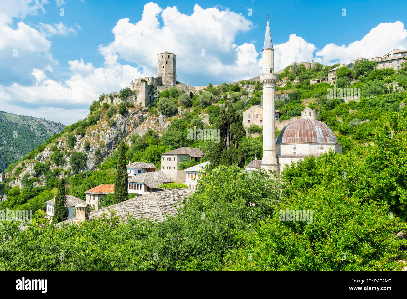 Mittelalterliche Zitadelle Ruinen und 14. Jahrhundert Hajji Alija Moschee, Pocitelj, Bosnien und Herzegowina Stockfoto