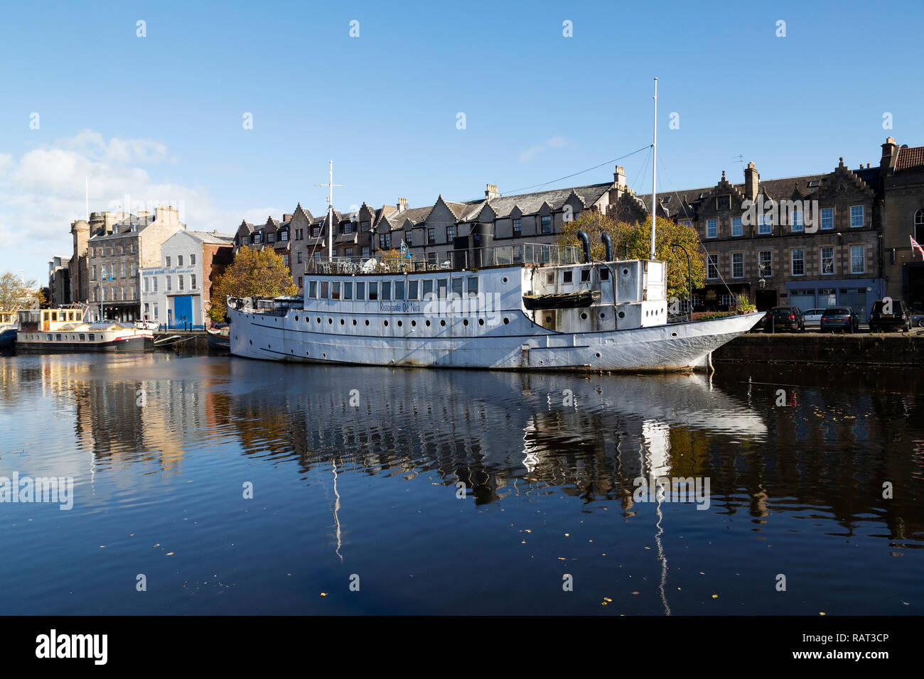 Das Ristorante De Niro in Leith in Edinburgh, Schottland. Das Wasser des Leith fließt in die Firth-of-Forth in Leith. Stockfoto