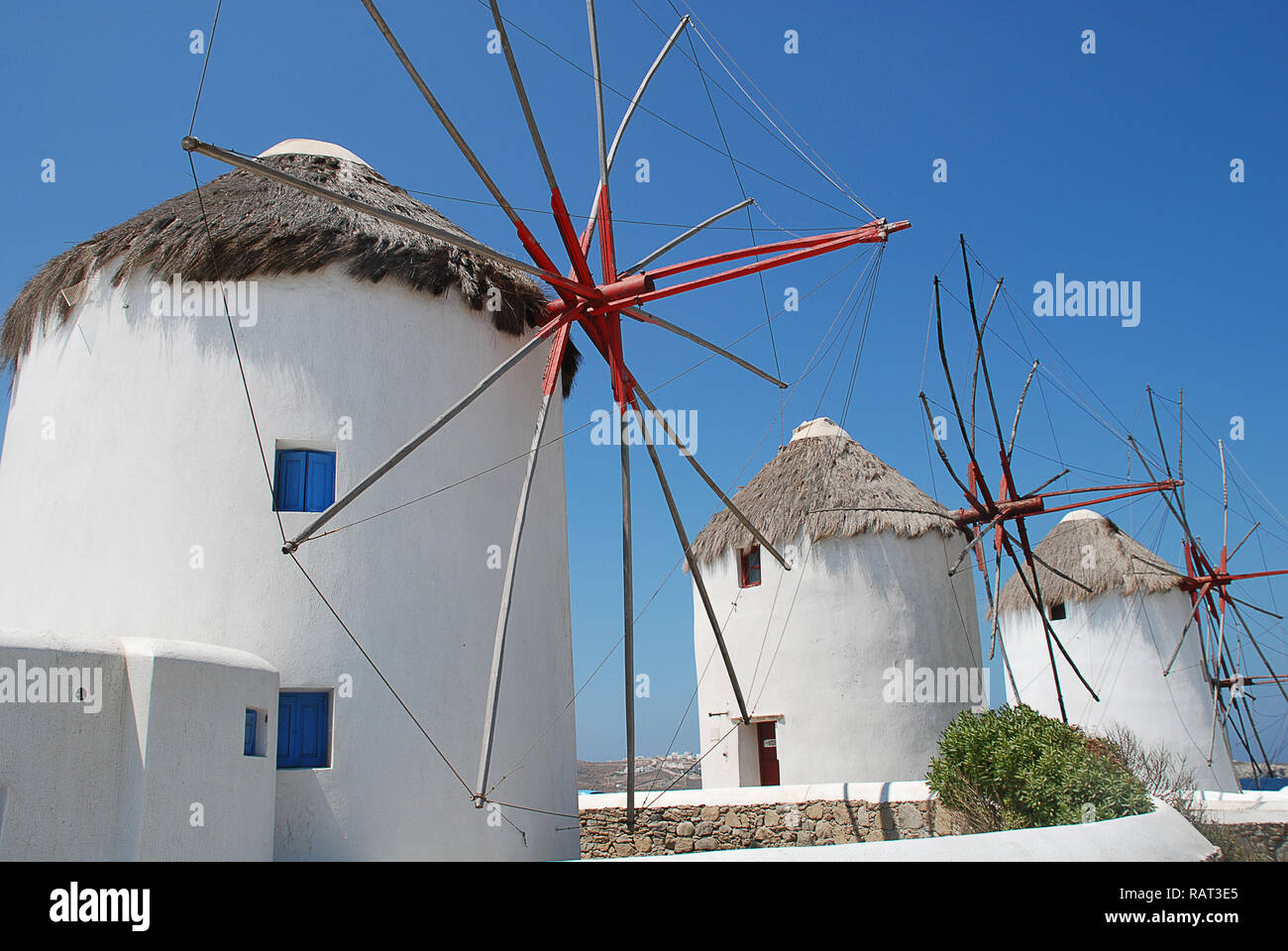 Die Windmühlen von Kato Mili, Mykonos, Griechenland. Die berühmte "Kato Mili' in Chora (Griechisch für unteren Mühlen), stehen in einer Reihe auf einem Hügel Stockfoto