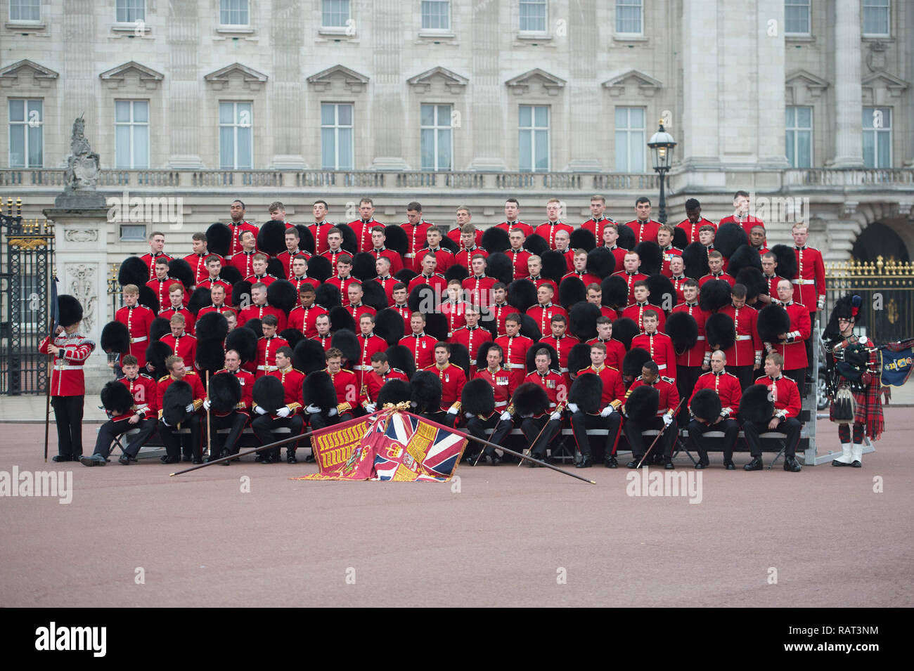 SCOTS GUARDS IN IHRER FORMALEN REGIMENTAL FOTO AUFGENOMMEN UM 5.30 UHR außerhalb der Buckingham Palast HEUTE MORGEN. Bild JEREMY SELWYN 01/06/2018 Stockfoto