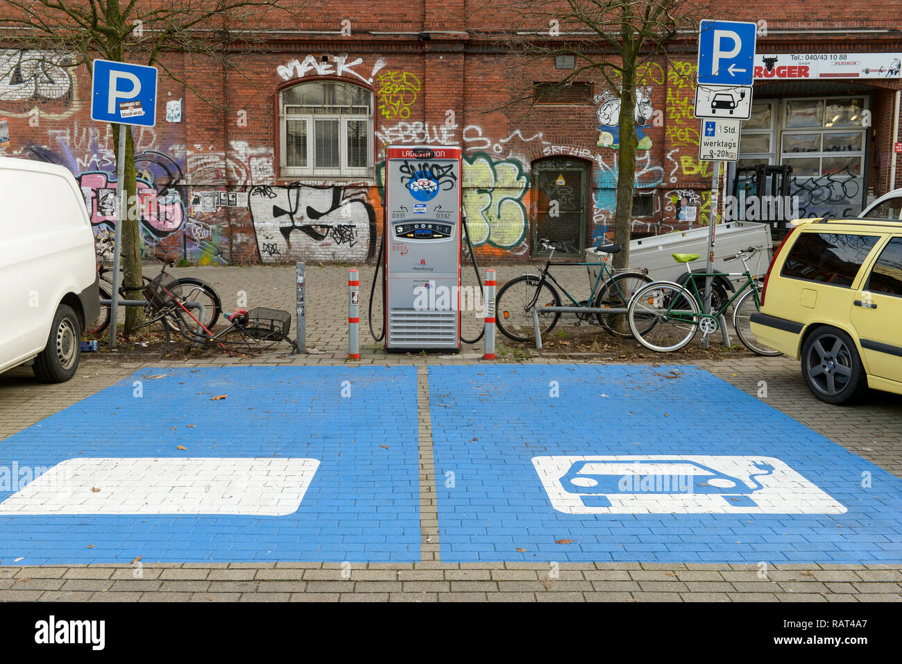 Deutschland, Hamburg, Parken und Laden für E-Autos Stockfoto