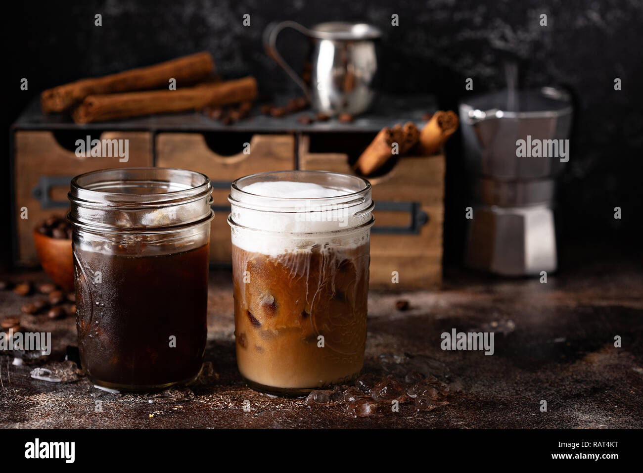Kalte erfrischenden Eiskaffee in Maurergläser Stockfoto