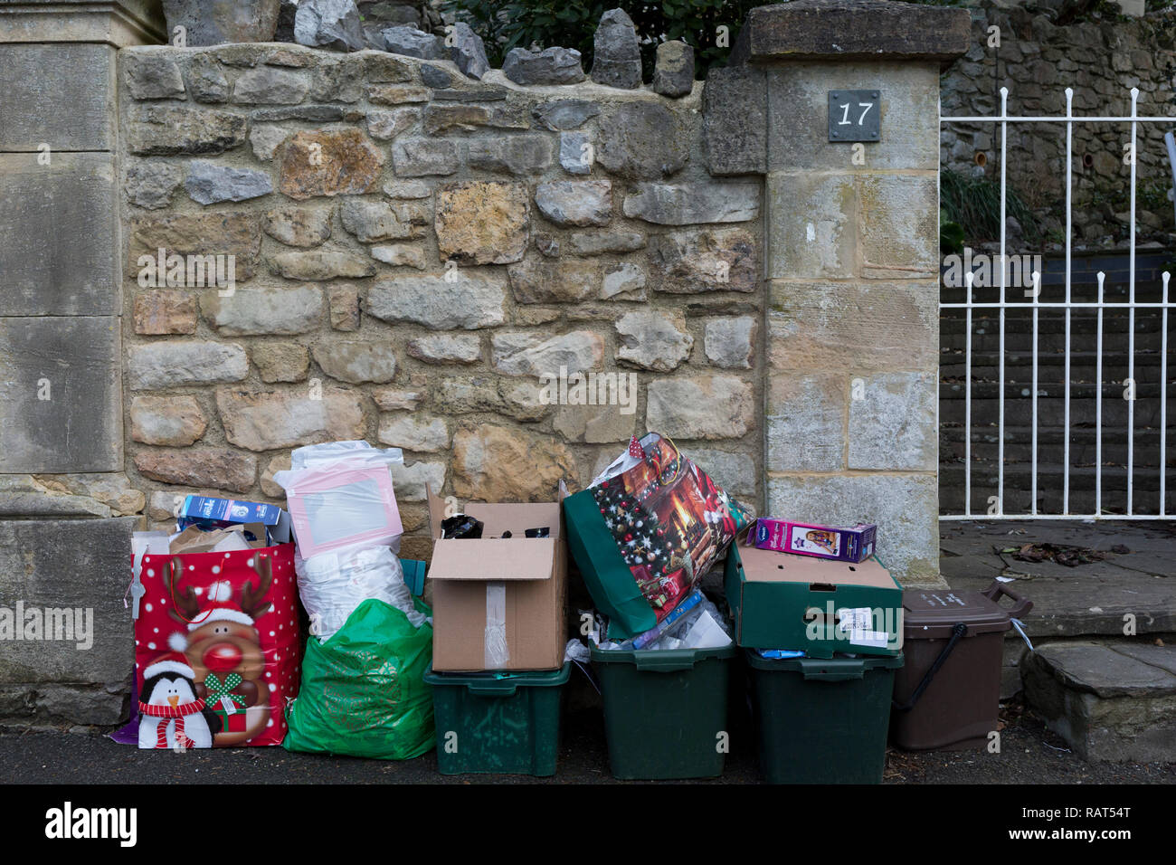 Der detritus einer Familie Weihnachten wartet auf die nächste recycling Sammlung von der lokalen Behörde, am 27. Dezember 2018, in Clevedon, Noth Somerset, UK. Stockfoto