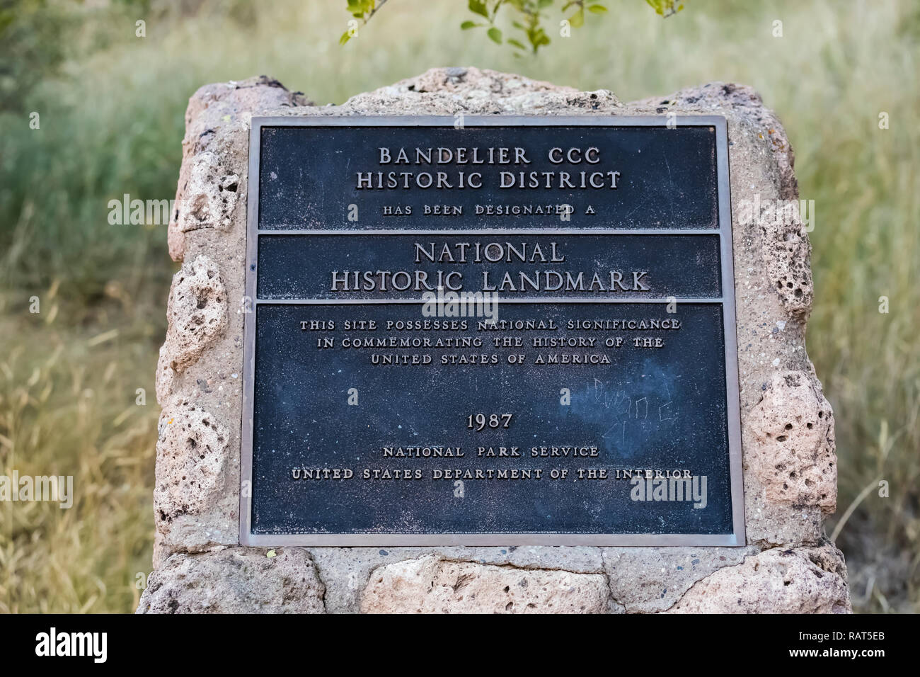 Gedenktafel zu Ehren des CCC, die eine wichtige Rolle bei der Schaffung der Infrastruktur von Bandelier National Monument in der Nähe von Los Alamos, New Mexico, USA hatte Stockfoto
