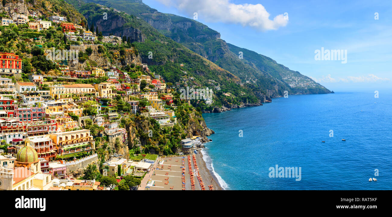 Positano, Amalfi, Kampanien, Italien. Panoramablick auf die Altstadt am sonnigen Tag. travel Concept Stockfoto