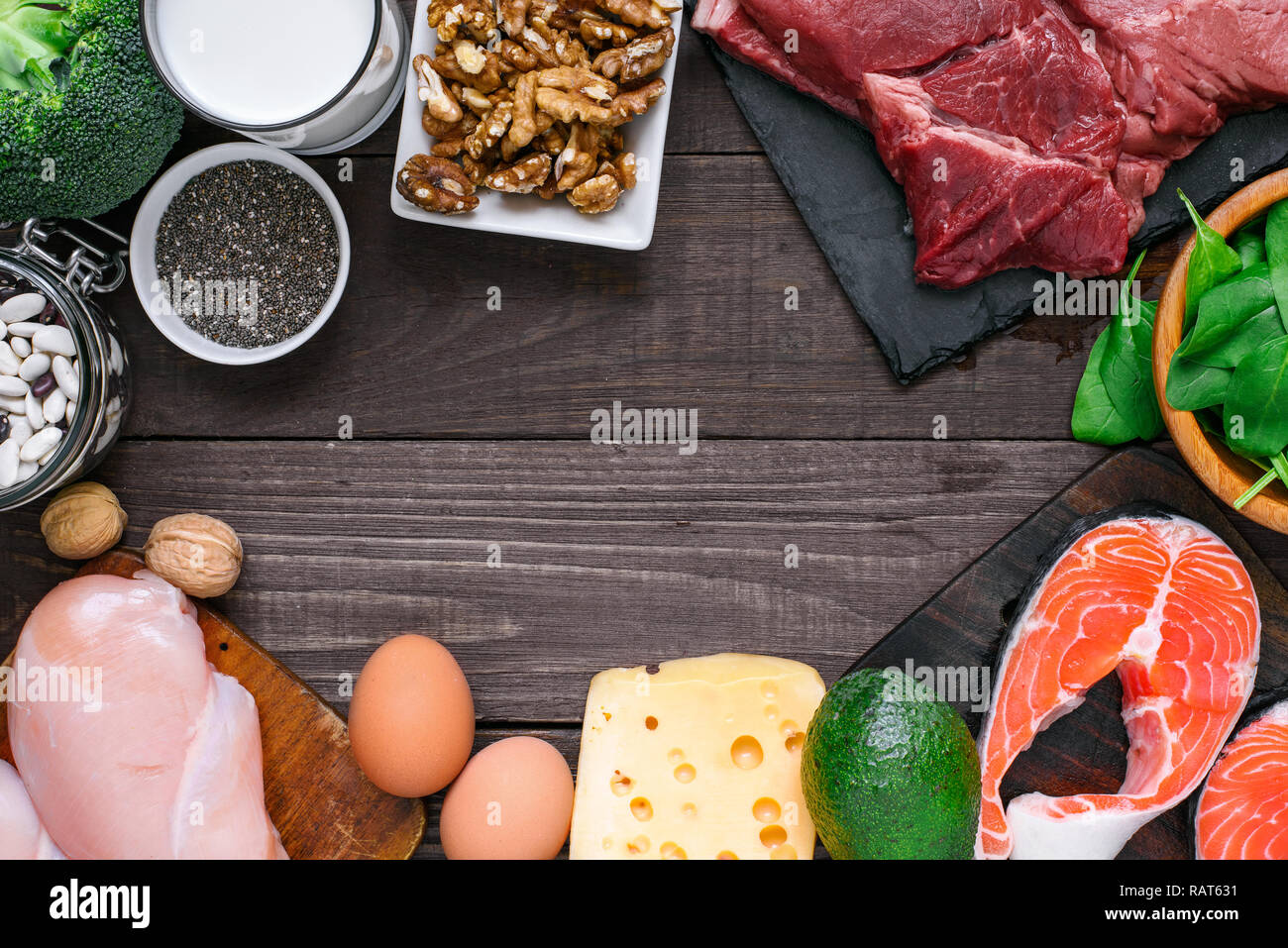 Proteinreiche Lebensmittel - Fisch, Fleisch, Geflügel, Nüsse, Eier, Milch und Gemüse. Gesunde Ernährung und Diät Konzept. Ansicht von oben mit der Kopie Raum Stockfoto