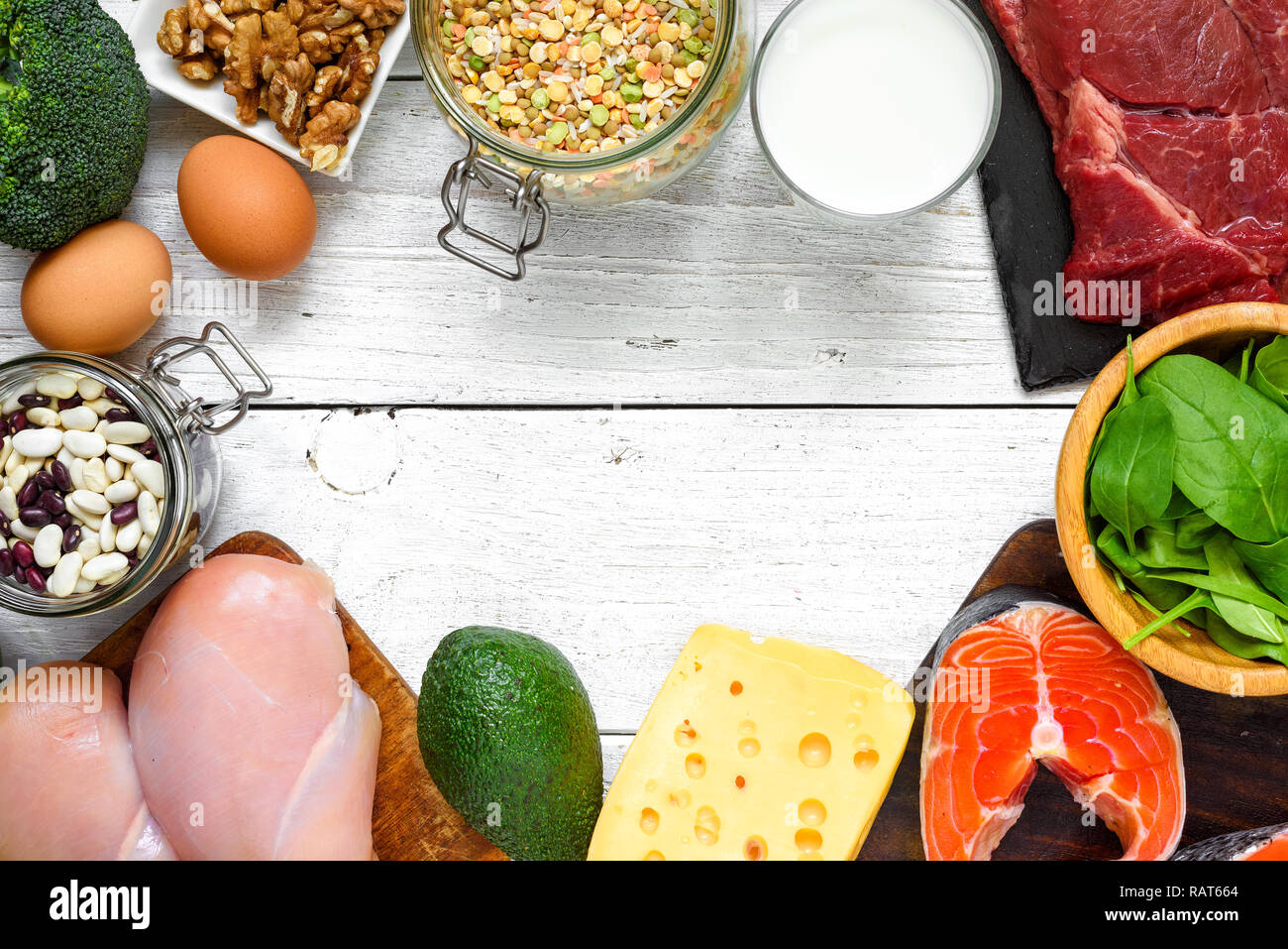 Rahmen aus proteinreichen Lebensmittel - Fisch, Fleisch, Geflügel, Nüsse, Eier, Milch und Gemüse. Gesunde Ernährung und Diät Konzept. Ansicht von oben mit der Kopie Raum Stockfoto