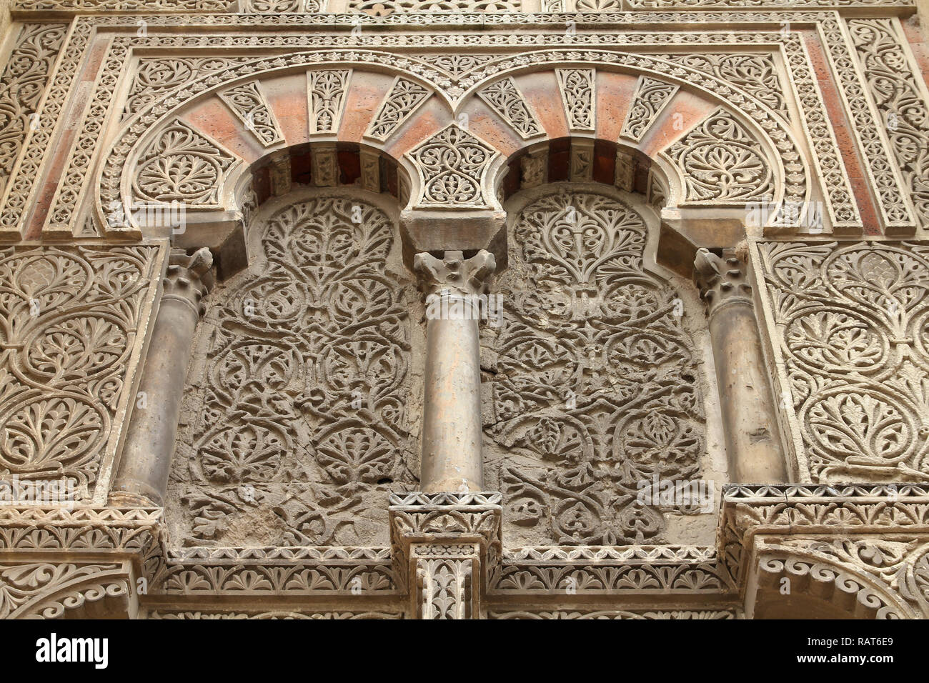 Cordoba, Spanien. Die Große Moschee (derzeit Katholische Kathedrale). UNESCO-Weltkulturerbe. Mashrabiya Fenster mit Stein Gitterwerk. Schöne Art. Stockfoto