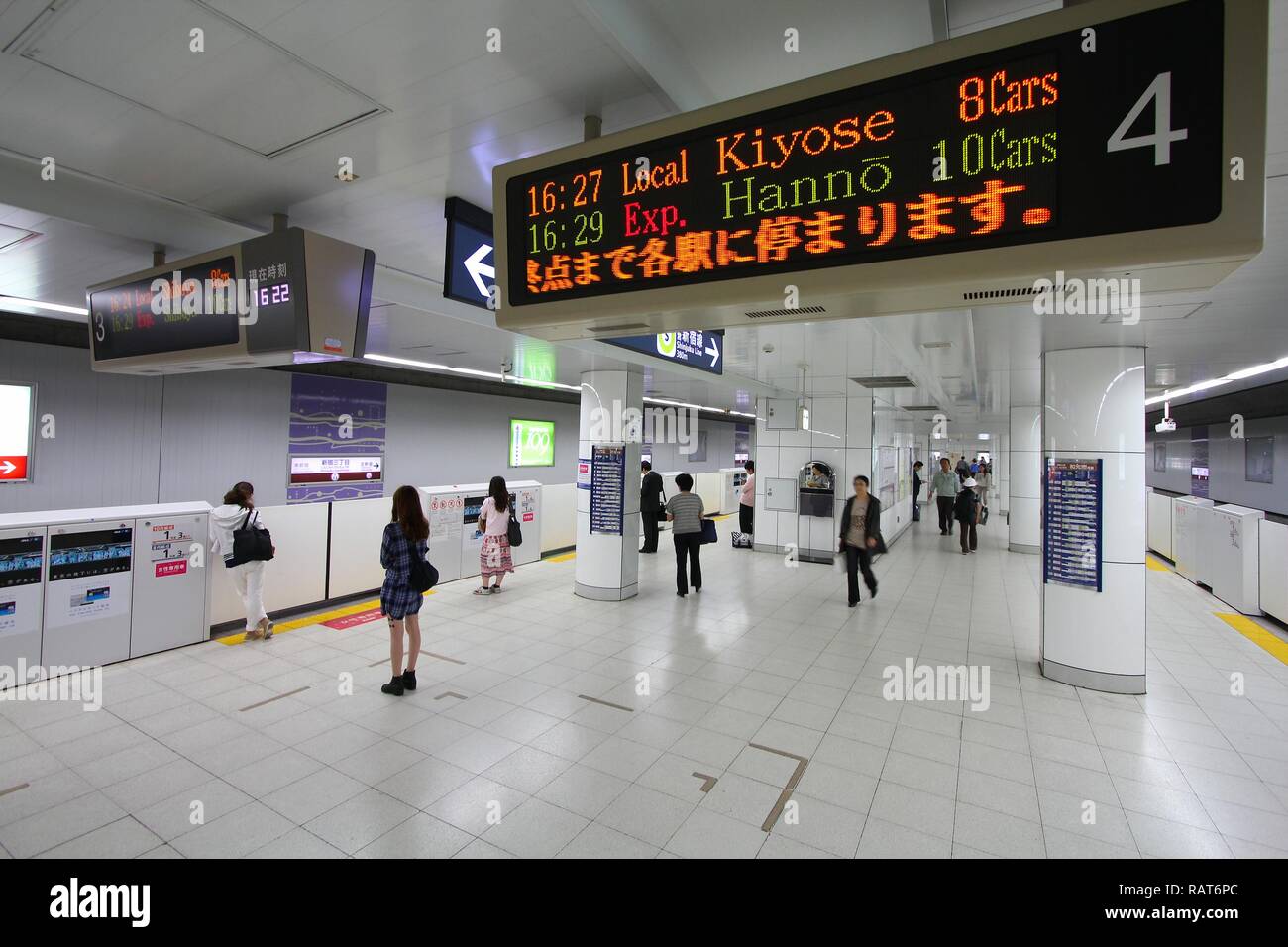TOKYO, Japan - 11. Mai, 2012: die Menschen an der Tokyo Metro Marunouchi Linie Station zu Fuß in Tokio. Mit mehr als 3.1 Milliarden jährliche Fahrten, Tokyo sub Stockfoto