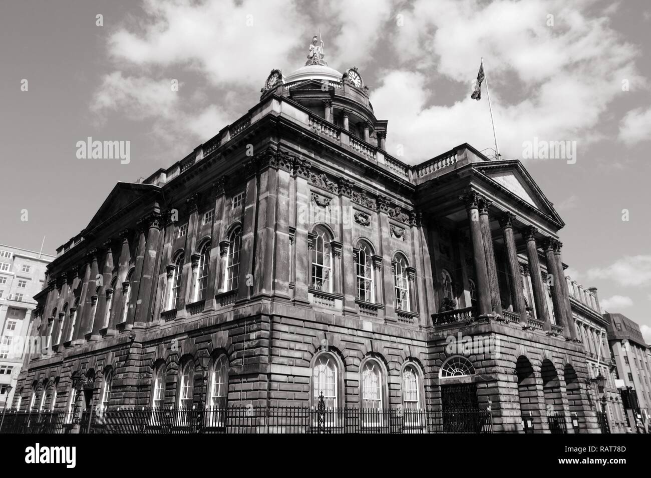 Liverpool - Stadt in Merseyside Grafschaft North West England (UK). Rathaus, georgianische Architektur Stil. Schwarze und weiße Ton - retro monochrome colo Stockfoto