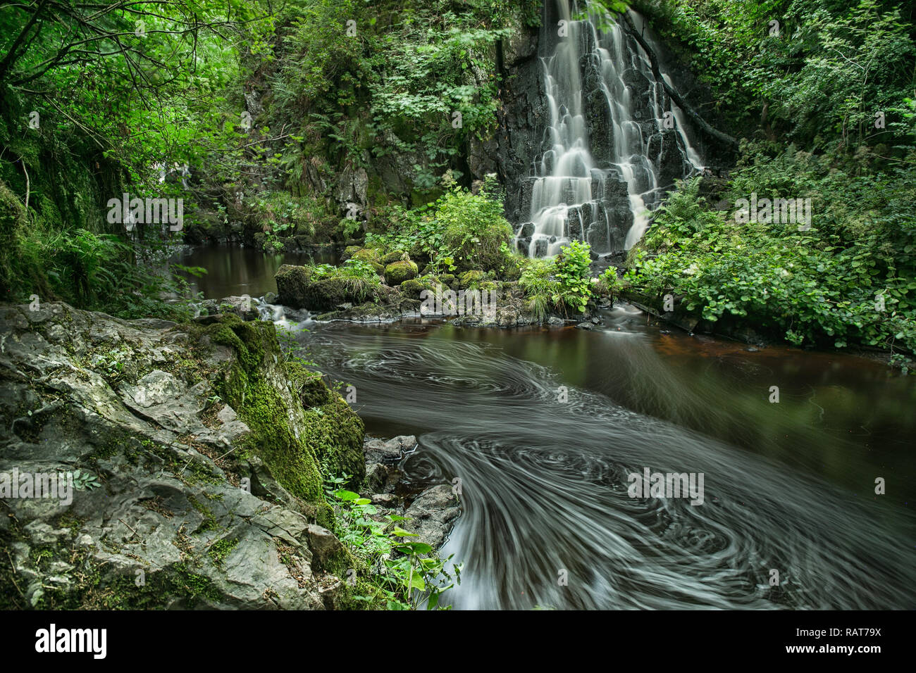 Linn Kiefer Wasserfall. Ländliche Wasserfall mit längeren Verschlusszeiten. Landschaft Szene. Malerisch und ruhig. Felsen, Wasser und Laub. Stockfoto