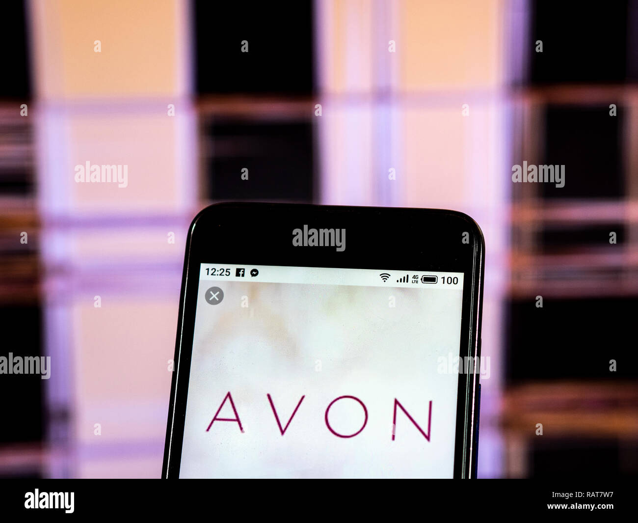 Avon Cosmetics Logo auf dem Smartphone angezeigt Stockfoto