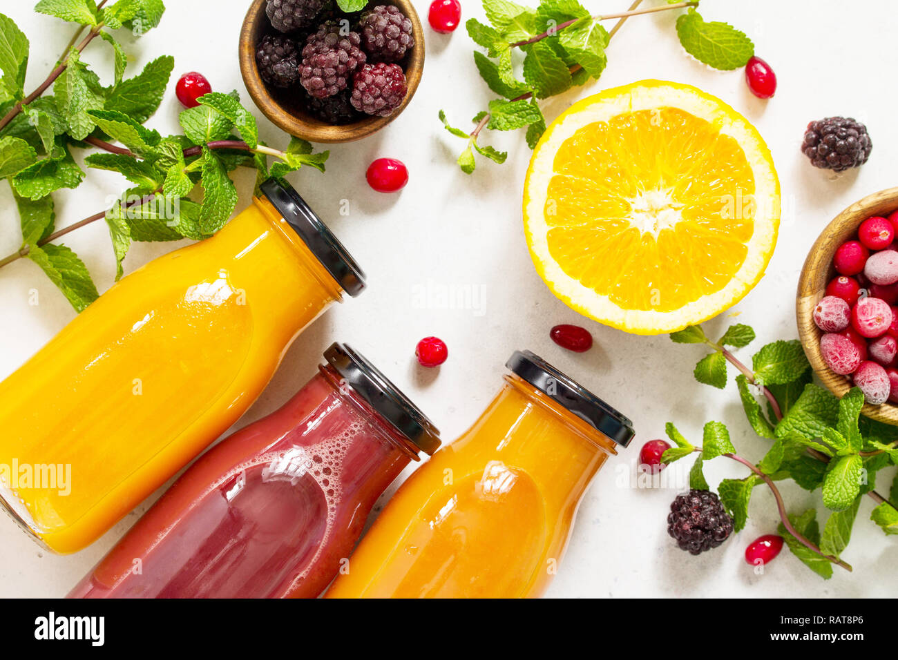 Gesund saftig Vitamin Drink Diät oder veganes Essen Konzept, frische Früchte und Beeren. Ansicht von oben flach Hintergrund. Stockfoto