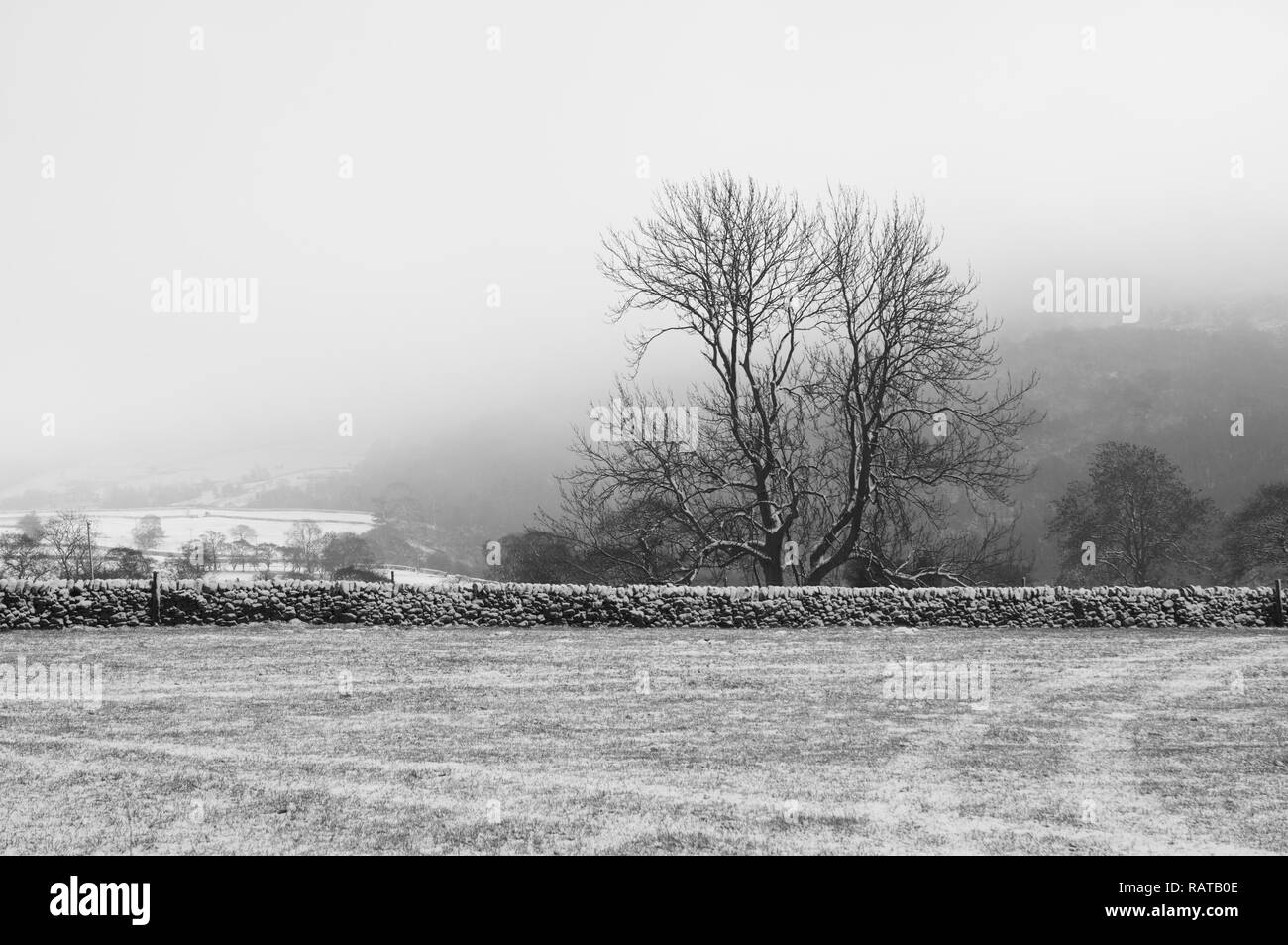 Eine verschneite Hügel im Peak District, ENGLAND Stockfoto